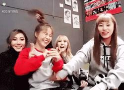 从不被人看好的小公司爱豆到公认的神仙组合，她们怎么维系团魂的