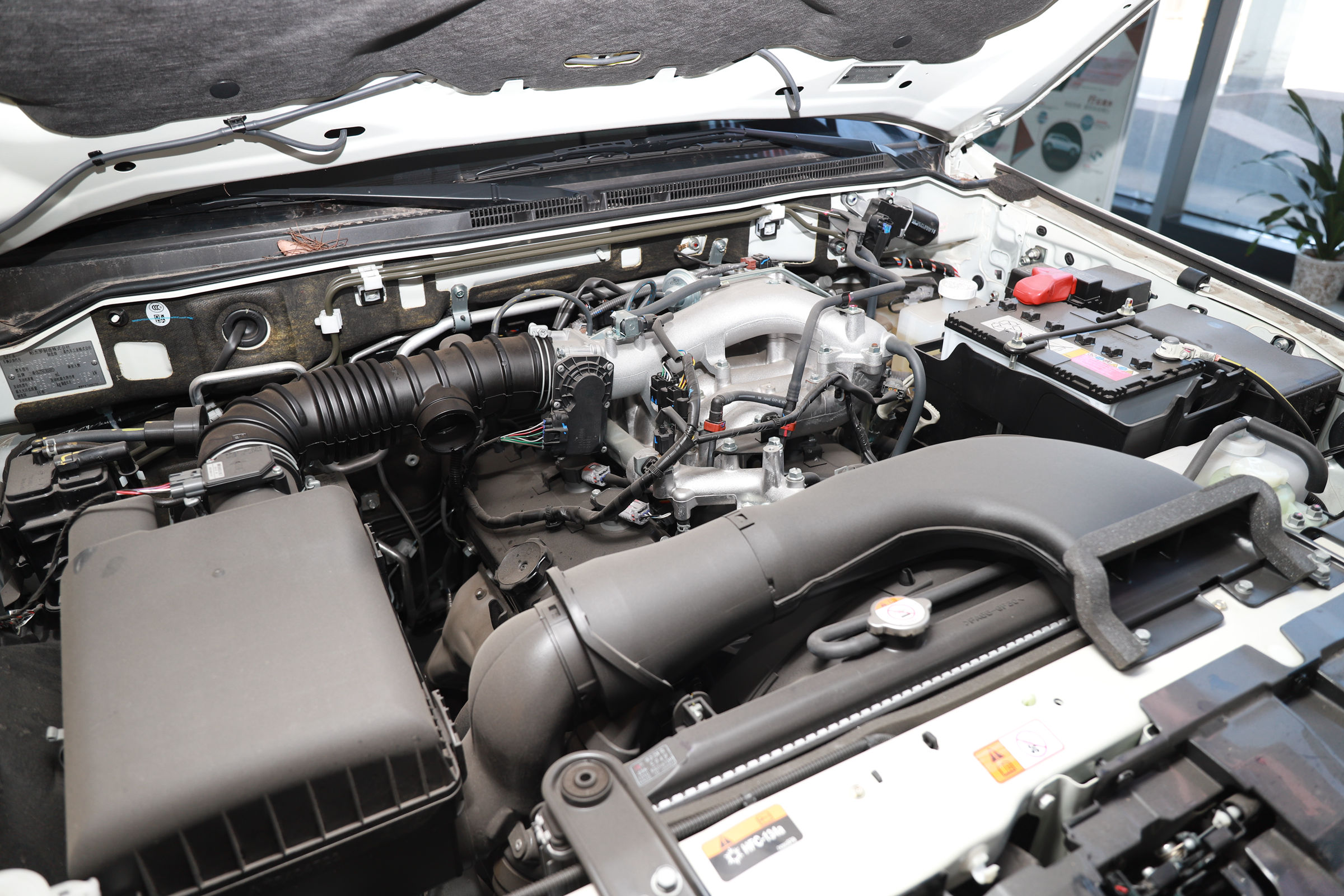 帕杰罗v77与lc100陆巡4500哪个好,2020款三菱进口帕杰罗越野视频