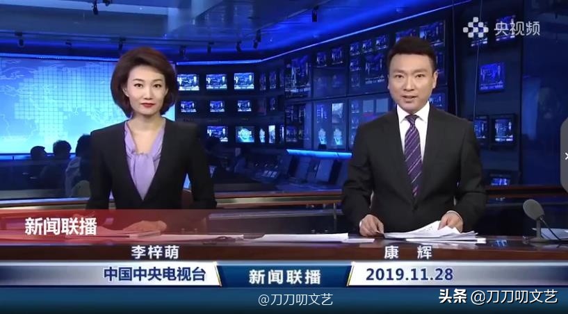 央视主持人康辉烫头,康辉烫头