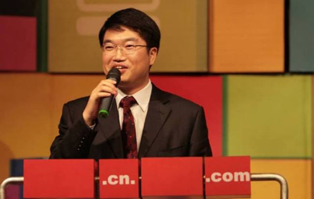 小记者放弃铁饭碗，跟马云创业赚亿万身家，还当上了阿里巴巴总裁