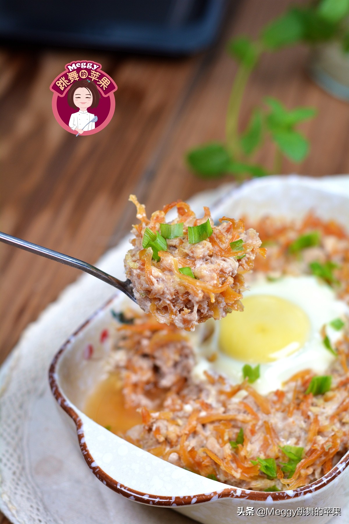 1碗肉馅1个蛋，顺手蒸个鸟巢太阳蛋，香嫩多汁，老公说有老家味儿