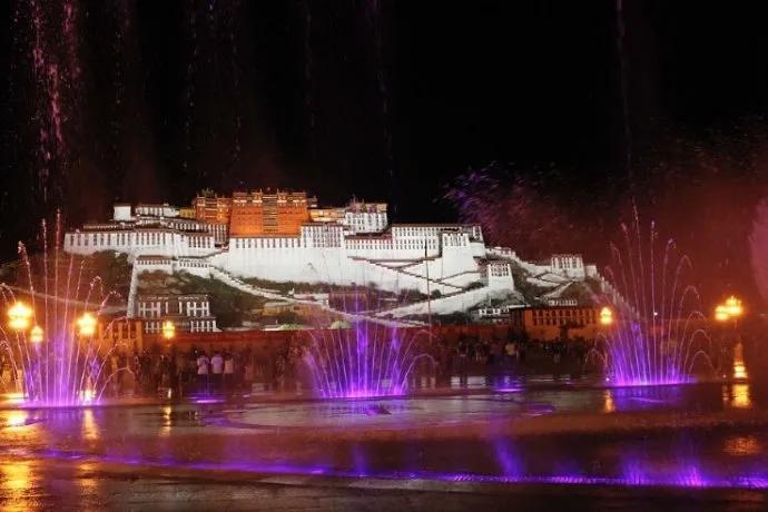 虔诚的藏族布达拉宫,布达拉宫在藏族信仰中的作用