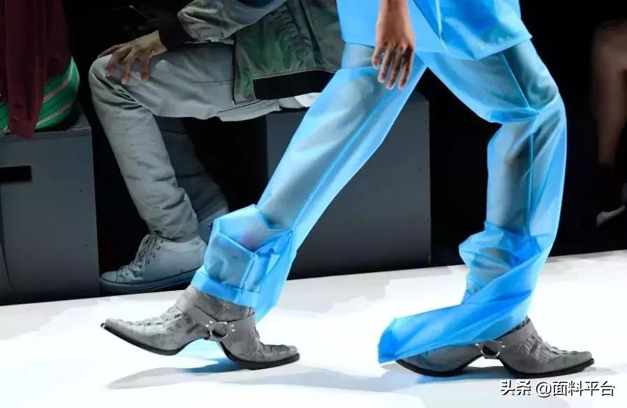 辣眼睛：“露奶衫”火了？一件4000元遭哄抢！太骚了