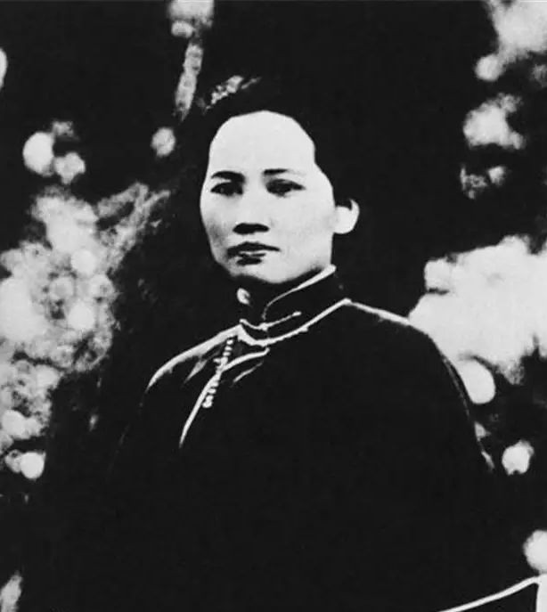 毛主席逝世追悼会上，举国致哀站立吊唁，为何有一人会坐着参加？