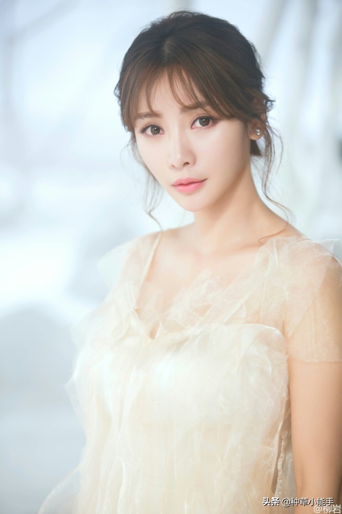 柳岩换发型气质大变,柳岩换装小视频