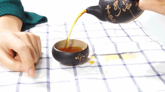 别人给倒茶为什么要敲桌子几下,别人倒茶为什么要敲三下桌面