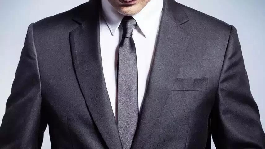 浅色穿搭男士正装,男士黑色正装内搭穿什么颜色好看