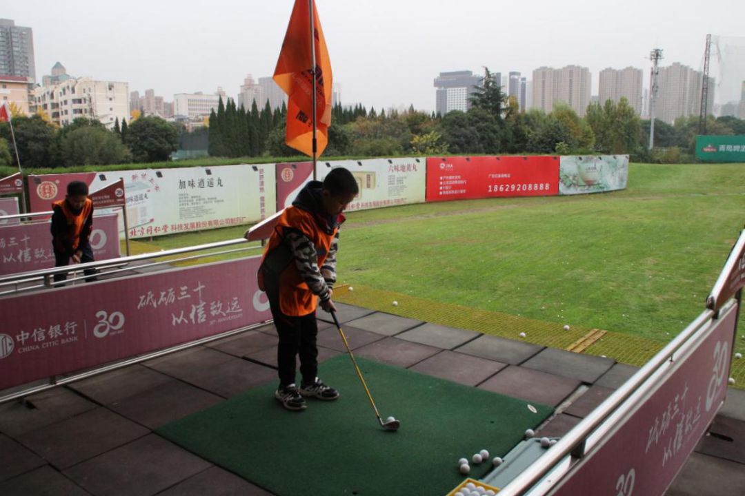 绫虫仼鍥介檯,绫虫仼鍥介檯鑻辫