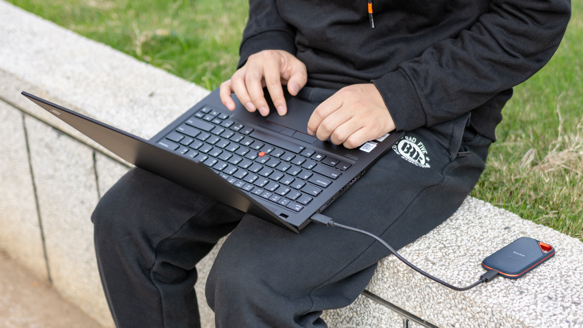 千兆传输速度移动硬盘,闪迪至尊高速固态硬盘4k读写速度