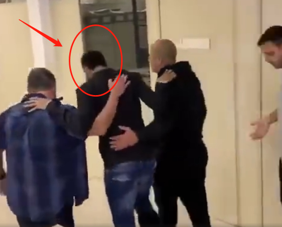 心酸！1.8亿球星，瘸了腿伤了心，还被人告性侵，只能蹦跳进警局