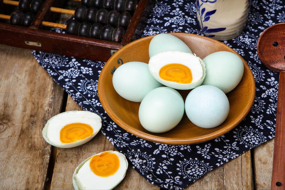 用热盐水腌咸鸭蛋冒油不咸的方法,腌咸鸭蛋放了白醋怎么办