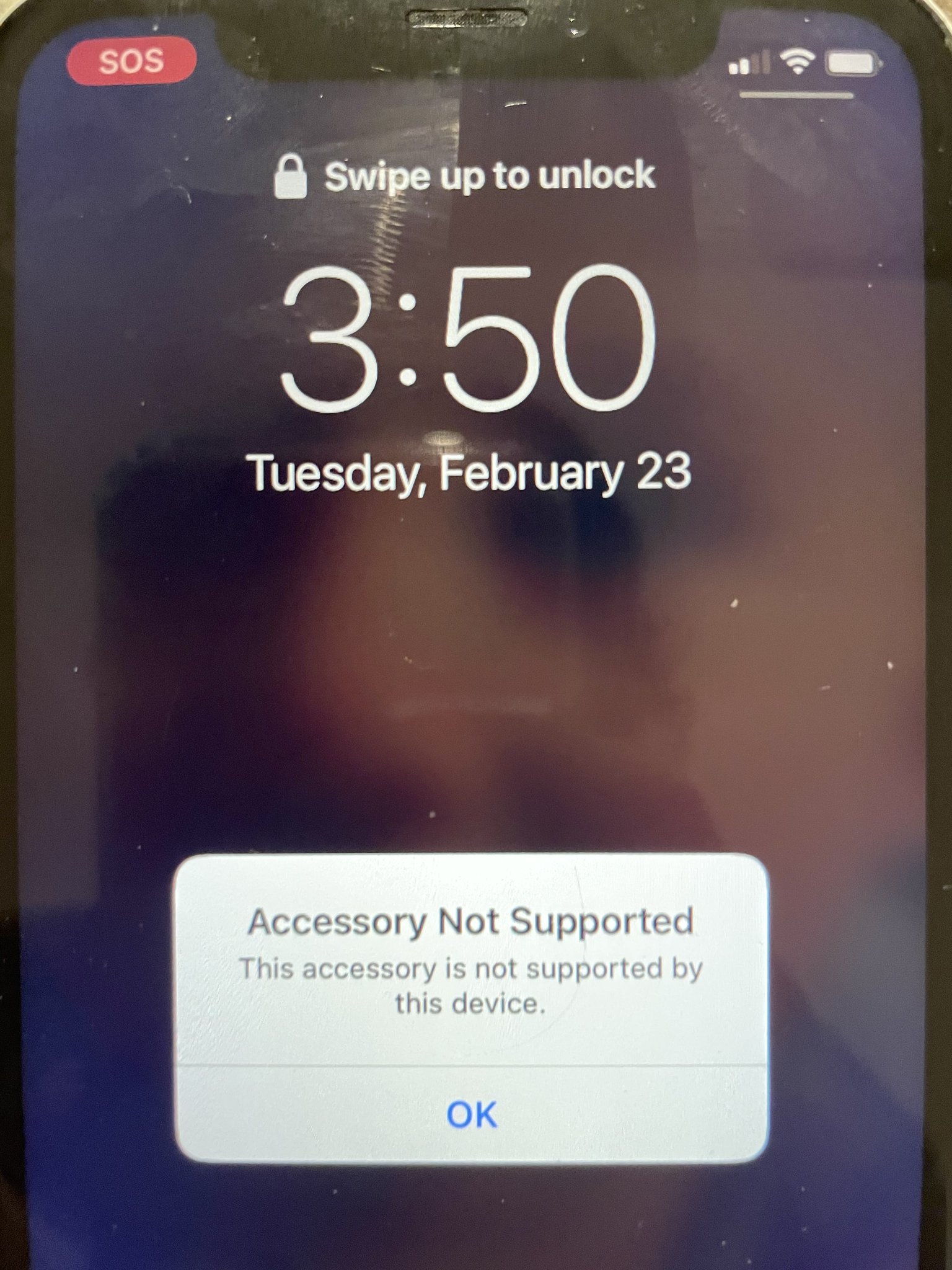 网友的iPhone提示不支持此配件，20分钟后警察来敲门了