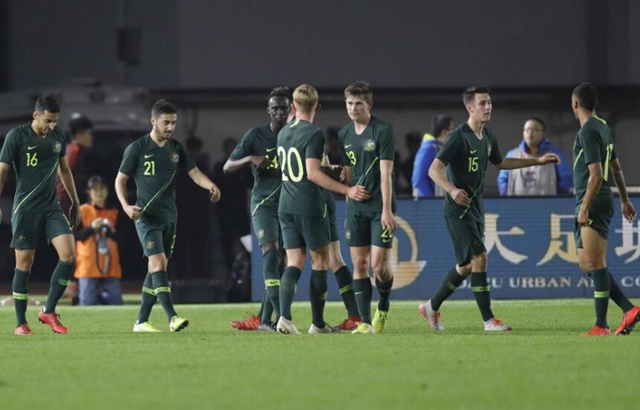 24小时惨遭3次暴击！中国足球*毛老**病依旧没改，但2人可昂首离开