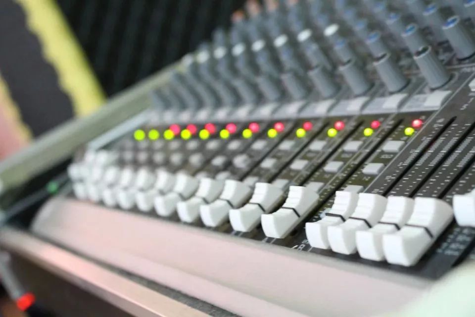 潢川90后知名音乐人，18岁靠一把吉他月入18000元！