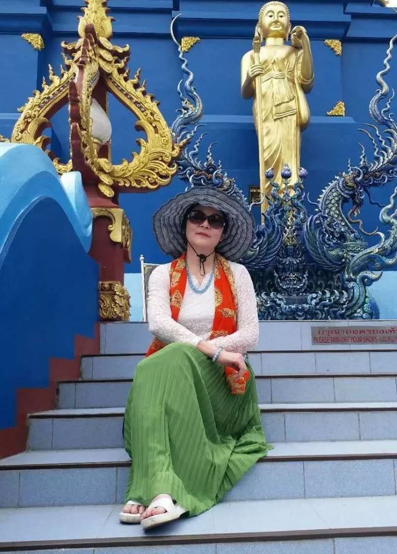 大妈旅游照专用动作,中国大妈外出旅游标准动作