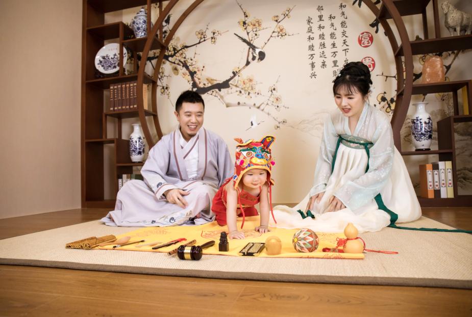 宝宝周岁大家都怎么抓周,抓周宝宝什么也不抓