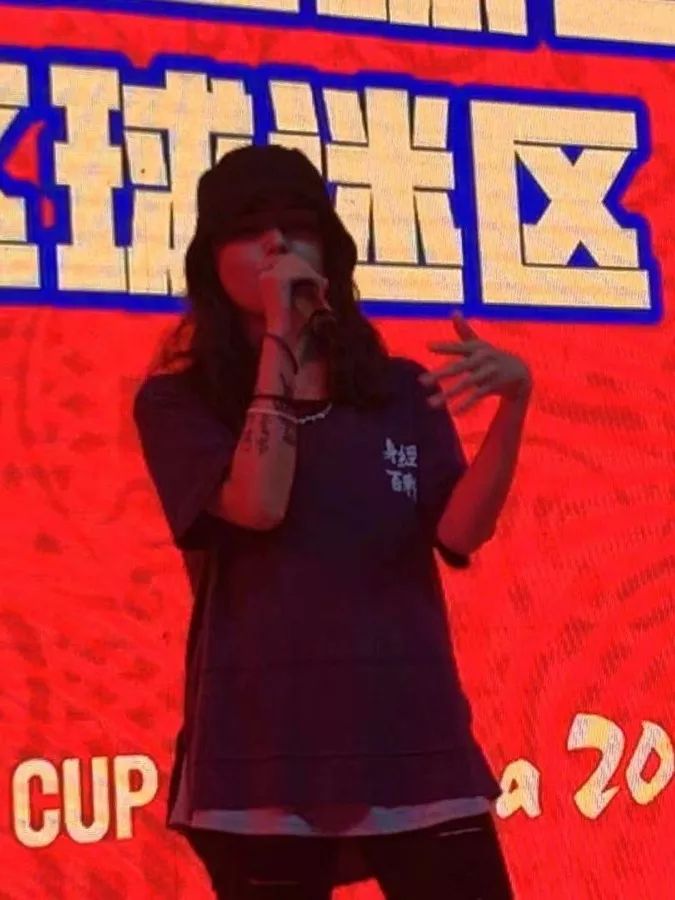 听说，来球迷区的小哥哥小姐姐们颜值很高……