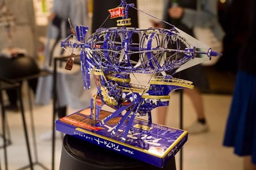 小哥用废纸盒惊艳27万人，跟他一比，我简直是手残