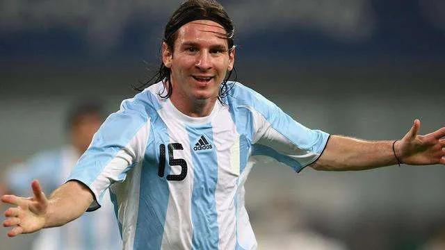 梅西的辉煌岁月,梅西曾经年少轻狂的模样