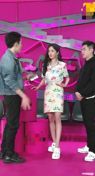 杨幂穿涂鸦短裙现身李佳琦直播间,杨幂合体李佳琦直播