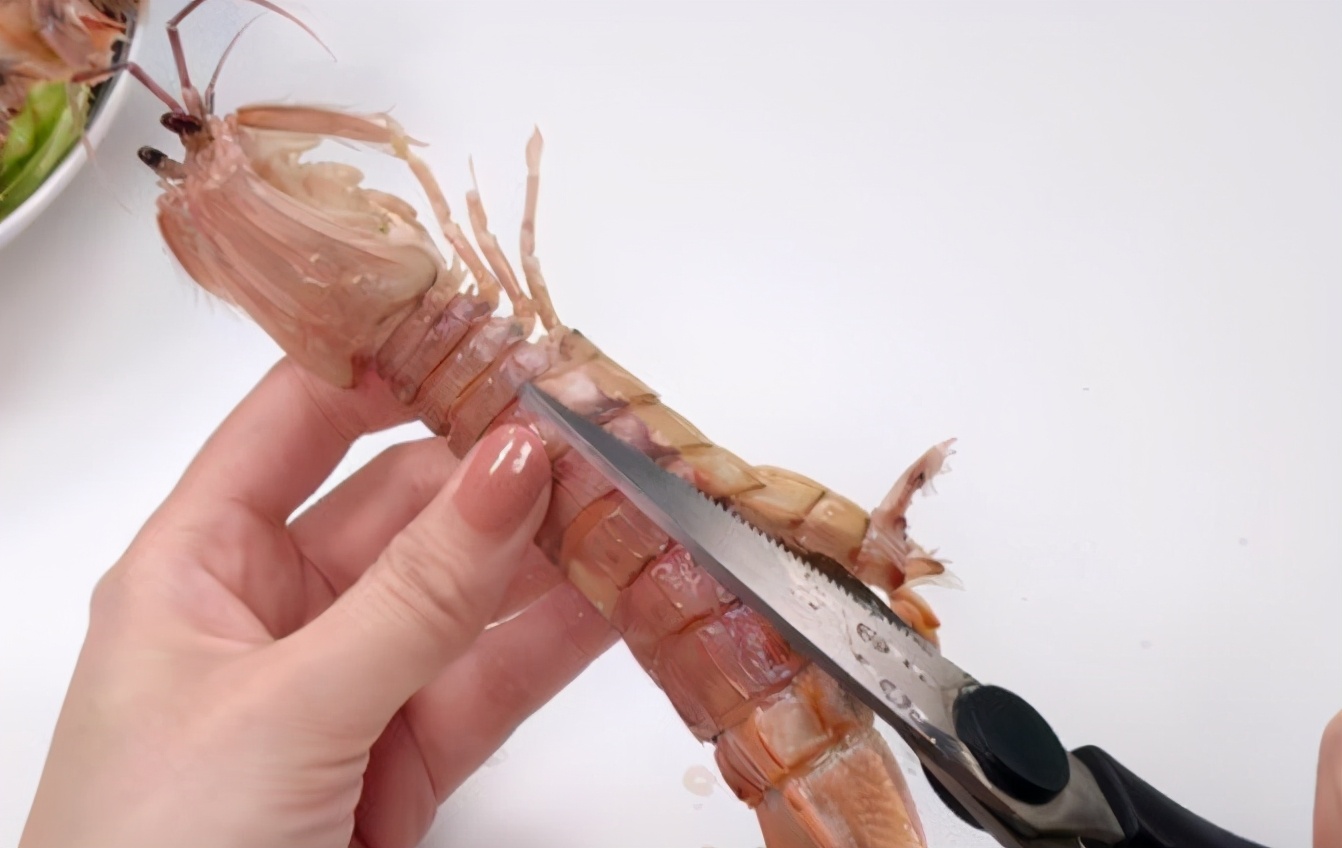 怎么剥皮皮虾不用剪刀,剥皮皮虾要留完整壳的方法