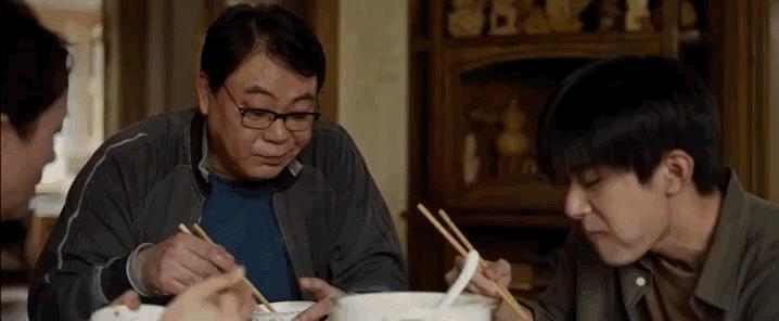 送你一朵小红花父亲在餐桌上哭,送你一朵小红花路边哭的片段