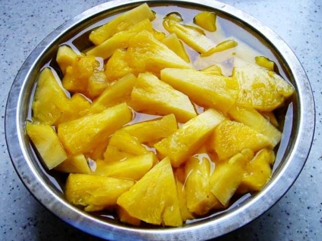 用盐泡菠萝会让菠萝更甜吗,用盐水泡菠萝真的会让菠萝变甜吗