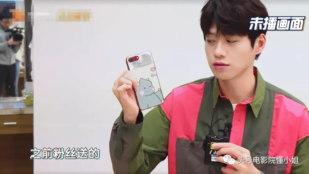 明星手机壳泄密：那英骂人名言火了，杨幂买9.9元便宜货，悲剧了