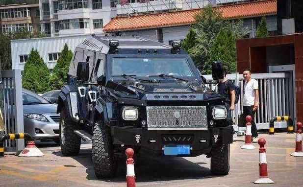 女子开1500万“巨无霸”上牌，工作人员很为难，结果挂了个蓝牌