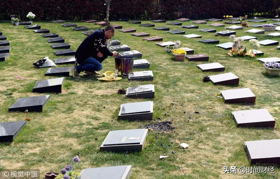 “坟地产”闷声发财88%毛利率超五粮液吊打地产龙头：经营者炒作？