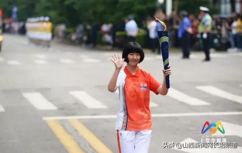 万人空巷见证圣火传递现场！青春的上*党**，豪情飞扬