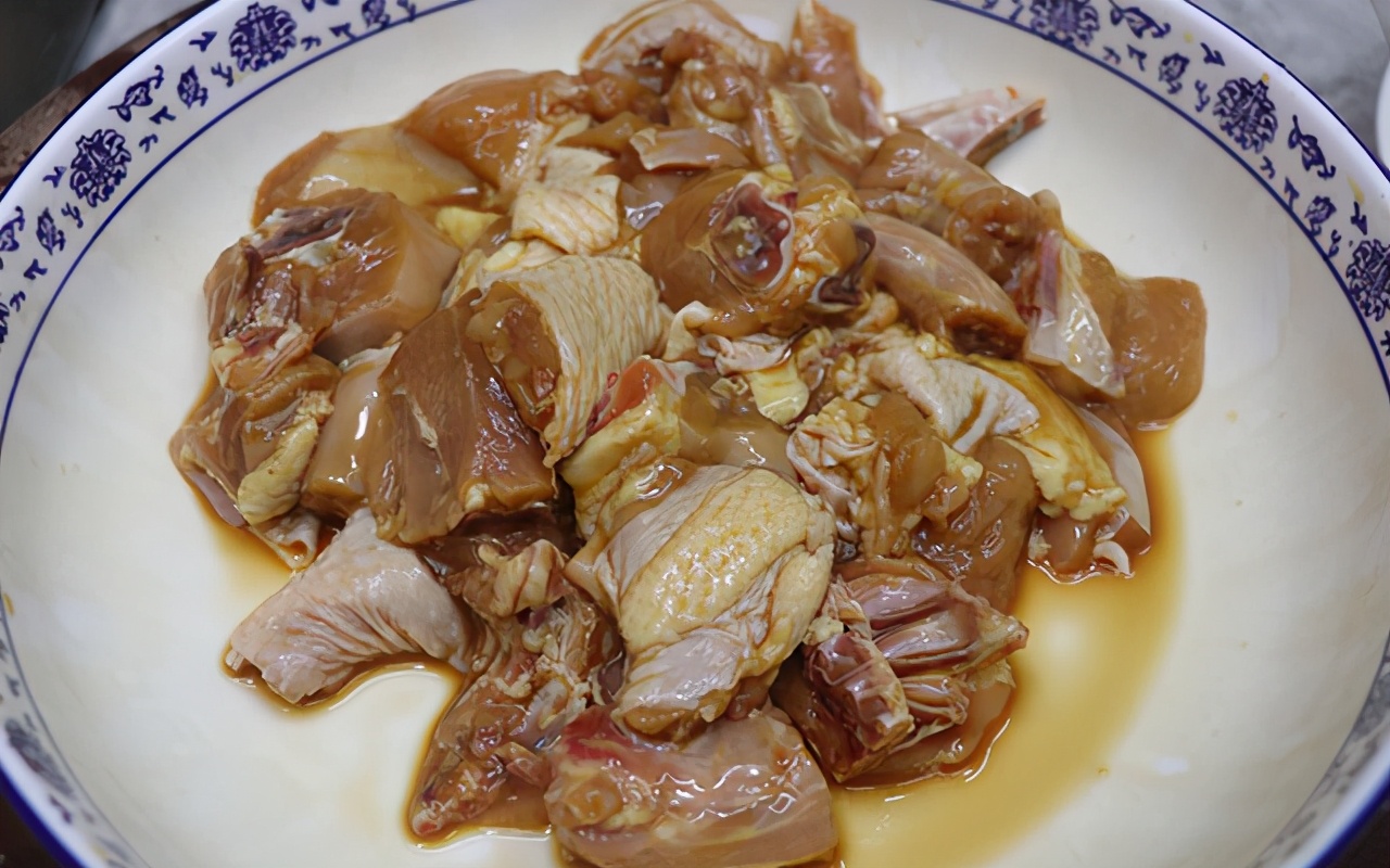 热门黄焖鸡这样做鲜嫩不柴,美味黄焖鸡简单易做又下饭