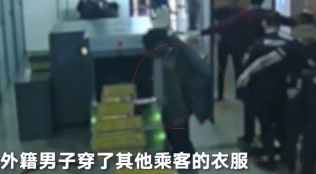留学生沈阳机场顺走乘客手机和随身WiFi，还将乘客衣服穿身上