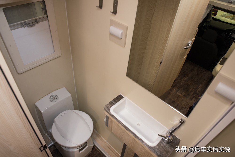 和一般常见的皮卡房车布局不同,dmax皮卡房车六座布局