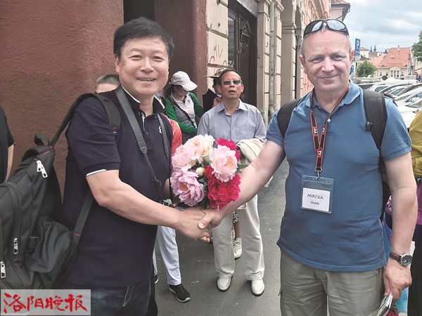 带着牡丹花拍笑脸！“花痴”高均海的牡丹国花梦