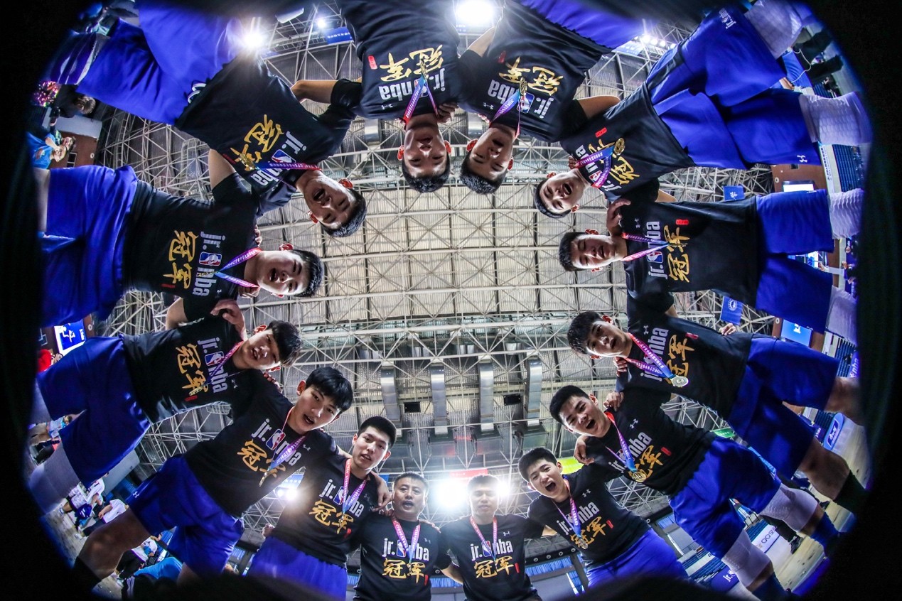 校园篮球对决视频,校园篮球单挑燃爆全场