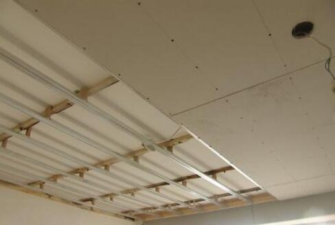 冬季可以做石膏板吊顶吗,不加纤维的石膏板能吊顶吗