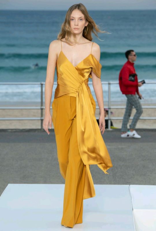 慵懒风吊带连衣裙带胸垫长款,性感迷人蕾丝吊带睡裙套装