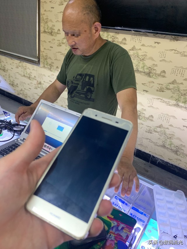 大爷真刁钻，用两台无“内脏”电脑换我一部手机电脑，能答应吗？