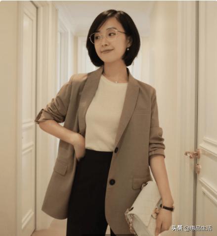 黑色短袖修身小西装怎么搭配好看,初秋时尚搭配小西装更显小资魅力