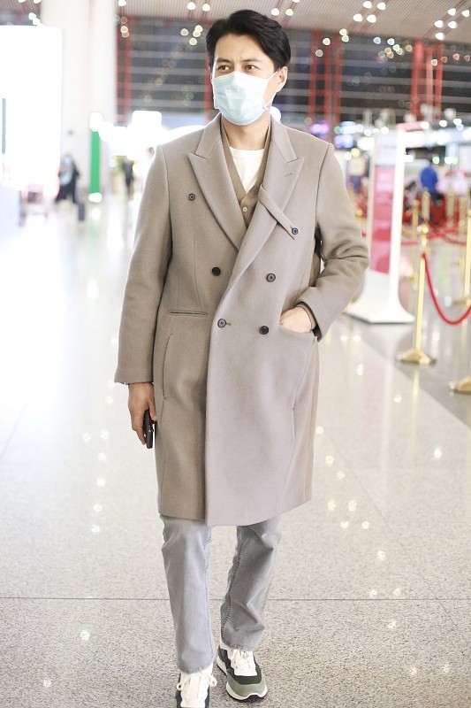 靳东穿搭大衣,西装革履的靳东帅气