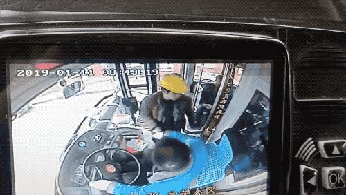 女子用热水泼公交车司机,女乘客向公交司机泼热水处理结果