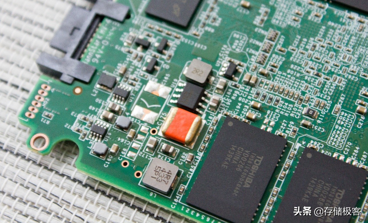 固态硬盘上的黄豆粒：漫谈断电保护功能的作用和发展