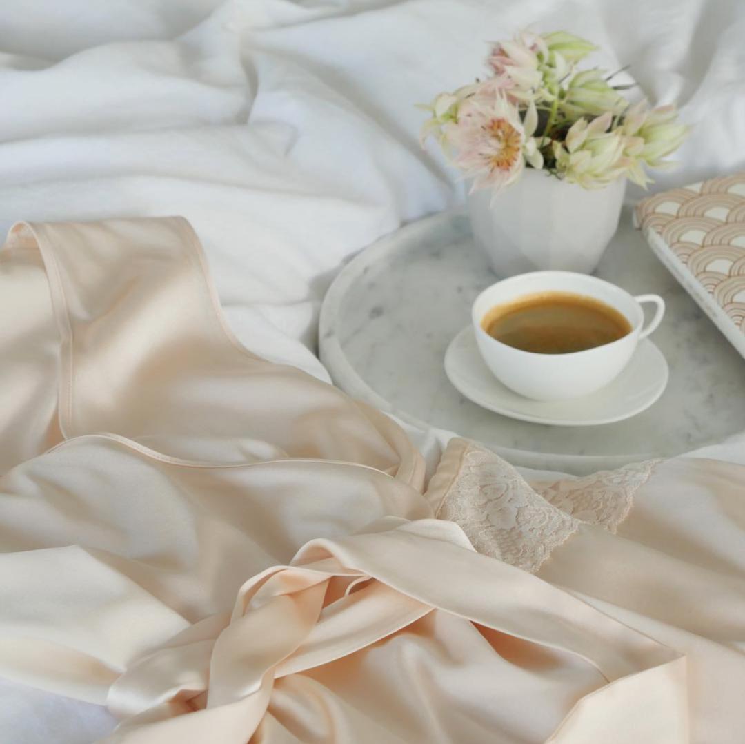 一位英国女人爱上东方文化，让穿丝绸睡衣，比晚礼服还高级