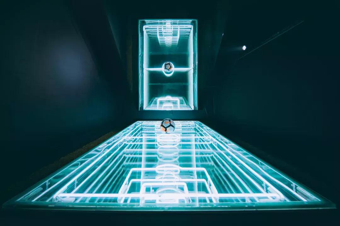 机械腿与霓虹：艺术家和设计师们心中的足球运动是什么样子？