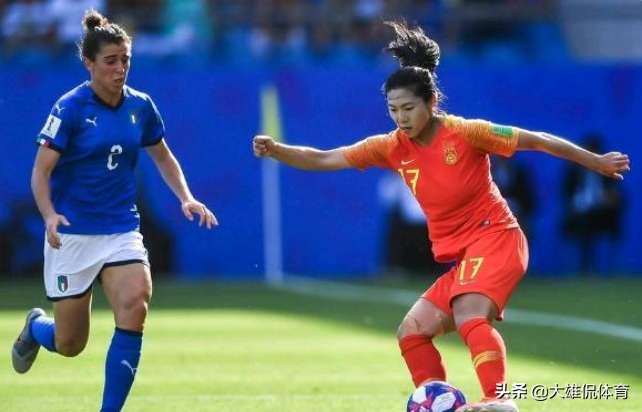 女足回国球迷热情接机老兵,女足丢5球教练贾秀全