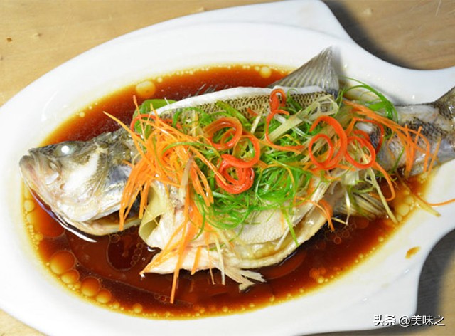 鲈鱼最好吃的做法清蒸鲈鱼,清蒸鲈鱼的做法简单易学味道鲜美