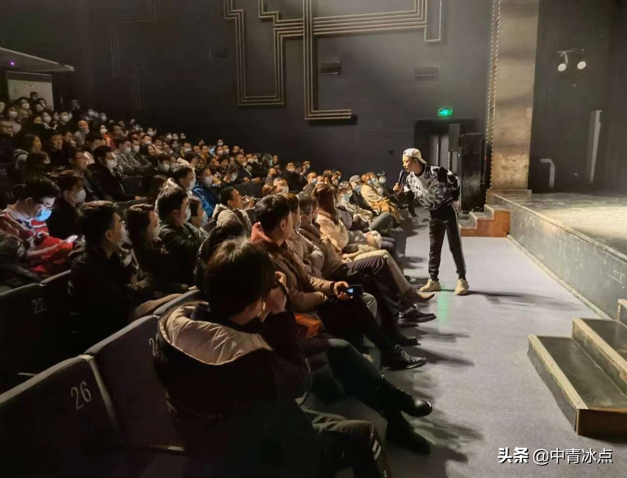 这群广州年轻人，白天当程序员、律师、公务员，晚上讲脱口秀，吐槽被催婚、相亲遇到奇葩男、买不起房