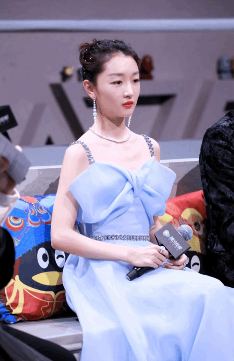 大蝴蝶结法式穿搭,内搭的蝴蝶结这样系好看