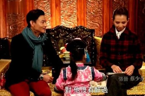 蔡少芬张晋全家福上热搜，三胎儿子“唐装”出镜，年味儿十足